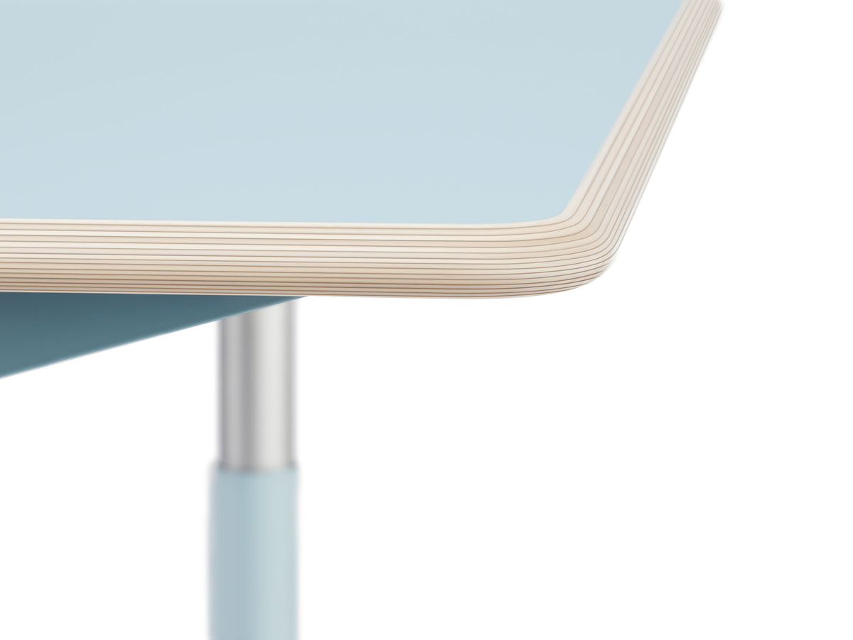 Close-up of the rounded ComfortEdge and layered birch plywood desktop