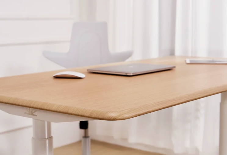 Softened curved front edge and rounded corner of the Essential One Standing Desk