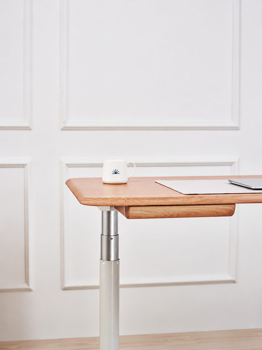 Nature Oak Standing Desk showing the desktop connection and lifting column