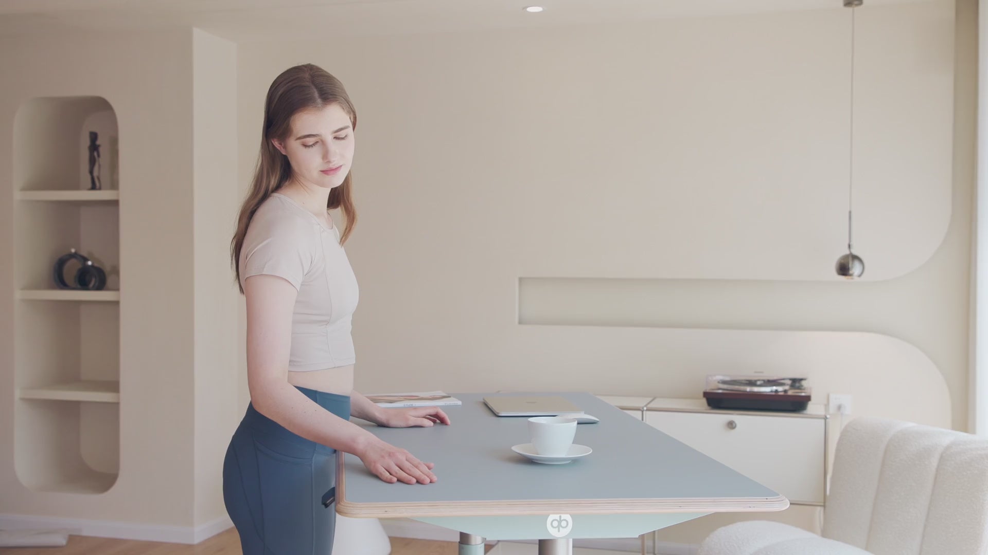 Ease Standing Desk in motion — desktop, ComfortEdge and height control